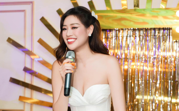 Hoa hậu Khánh Vân khoe khéo vòng một gợi cảm trong tiệc độc thân Ảnh 2