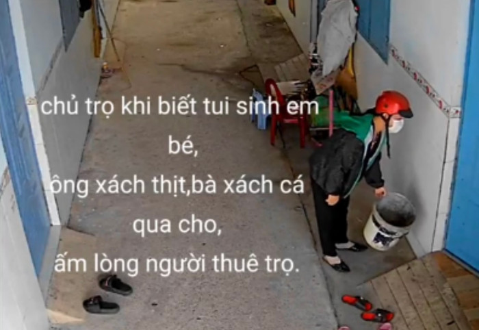 Chủ trọ thường xuyên xuất hiện trước cửa căn phòng của đôi vợ chồng trẻ khiến ai cũng tò mò.