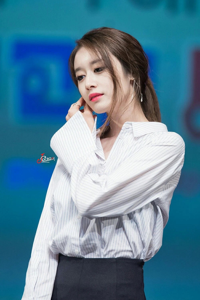 Dân mạng nghi ngờ Jiyeon chính là người 'vuốt má' Hwayoung.