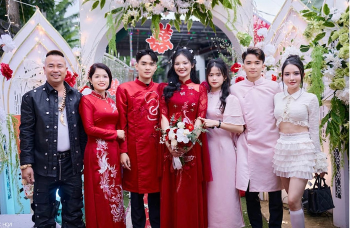 Cô dâu 1m70, từng đoạt giải nhan sắc bởi gương mặt thanh tú.