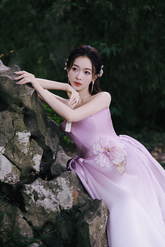 Đang mang thai nhưng Ngô Cẩn Ngôn rất vất vả vì phải lo cả cho chồng.