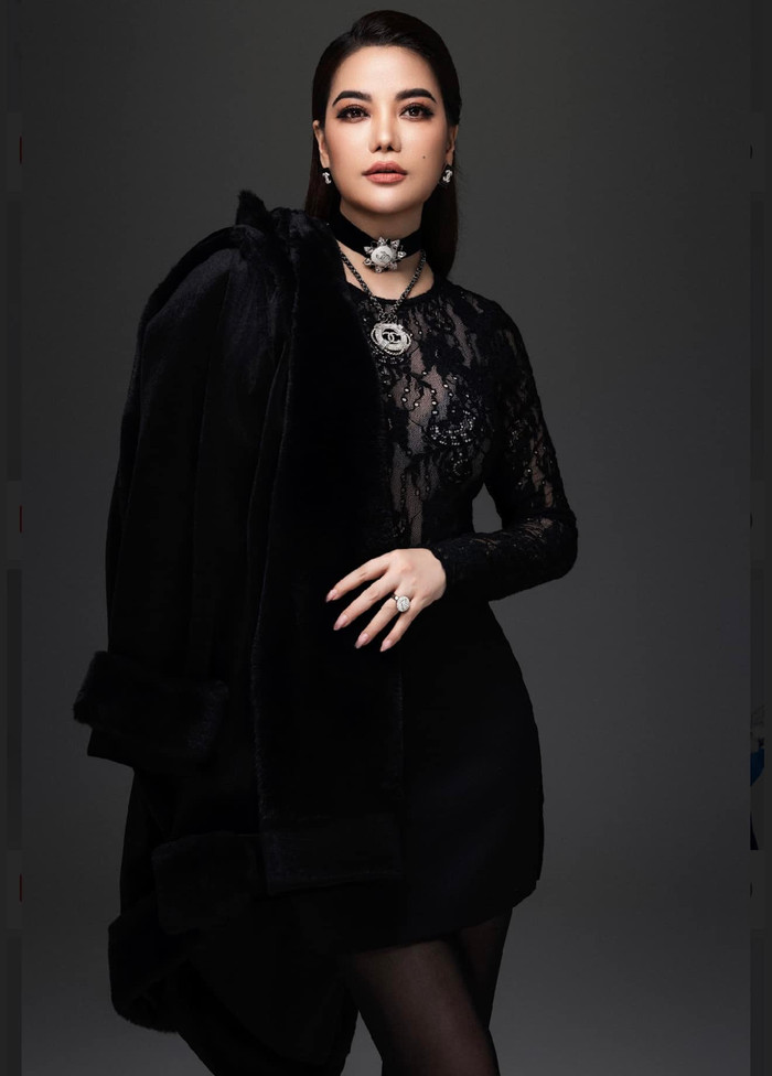 Trương Ngọc Ánh 'đắp' đồ hiệu kín lên người, toả thần thái đầy cuốn hút. Ảnh: FBNV