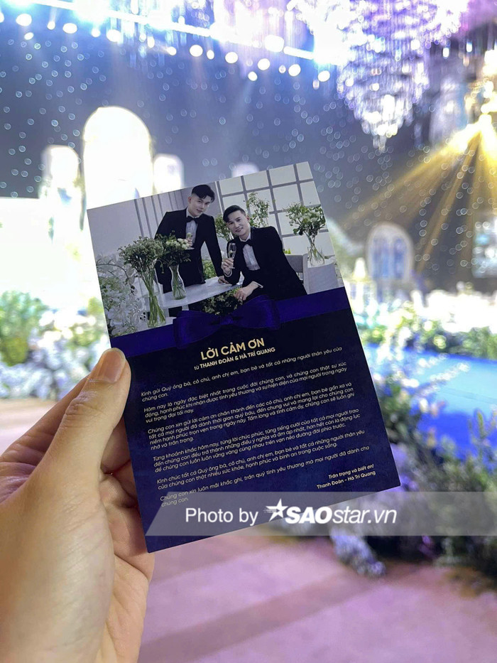Hà Trí Quang - Thanh Đoàn chu đáo viết lời cảm ơn đến khách mời để ở mỗi bàn. Cả hai nhắn nhủ: 'Hôm nay là ngày đặc biệt nhất trong cuộc đời của chúng con và chúng con thật sự xúc động, hạnh phúc khi nhận được tình yêu thương và sự hiện diện của mọi người trong ngày vui trọng đại tối nay. Chúng con xin gửi lời cảm ơn chân thành đến các cô chú, anh chị, bạn bè gần xa và tất cả mọi người đã dành thời gian quý báu đến chung vui và mang lại niềm hạnh phúc trọn vẹn cho chúng con...'.