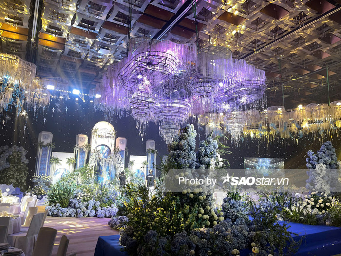 Hệ thống đèn led, hoa tươi ngập tràn tựa như lâu đài cổ tích ở khu vực bên trong.