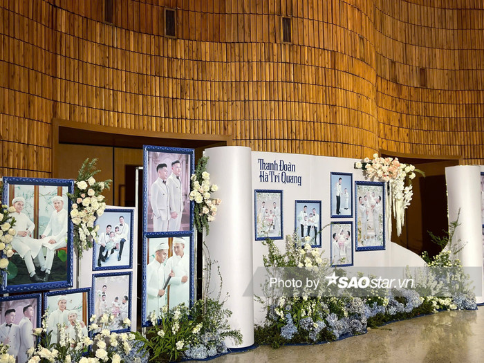 Khu vực sảnh chính được bày trí tỉ mỉ, công phu. Hình ảnh của Hà Trí Quang và Thanh Đoàn được trang trí trải dài.