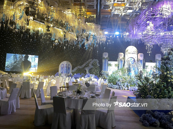 Theo phóng viên SAOstar ghi nhận, toàn bộ khung cảnh nơi diễn ra tiệc cưới đều được trang trí bằng hoa tươi. Tất cả sẵn sàng chờ dàn khách mời đến chung vui trong buổi tối trọng đại của Hà Trí Quang - Thanh Đoàn.
