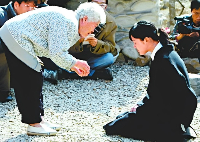 Nữ diễn viên quỳ gối xin lỗi sau lùm xùm lớn nhất sự nghiệp.