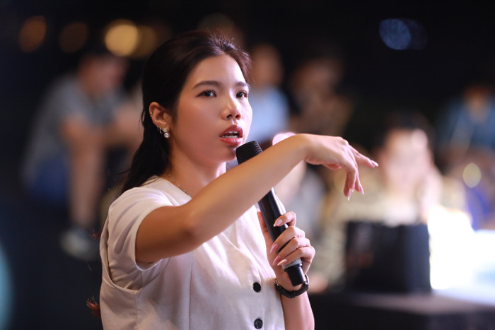 Vừa trở về từ chuyến công tác dài ngày ở nước ngoài, nhưng Bảo Ngọc vẫn luôn giữ vững tinh thần làm việc miệt mài và sự tập trung tuyệt đối vào công việc.