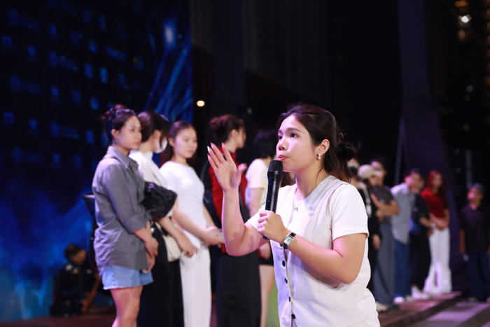 Thay vì định kiến nhiều người đang có góc nhìn lệch lạc về thế hệ Gen Z: lười làm, muốn lương cao nhưng không nỗ lực thì đạo diễn trẻ Đỗ Bảo Ngọc - người muốn để xã hội và mọi người nhìn nhận đã và đang chứng minh bản lĩnh của mình thông qua các sự kiện văn hoá, thời trang mà cô và ekip thực hiện.