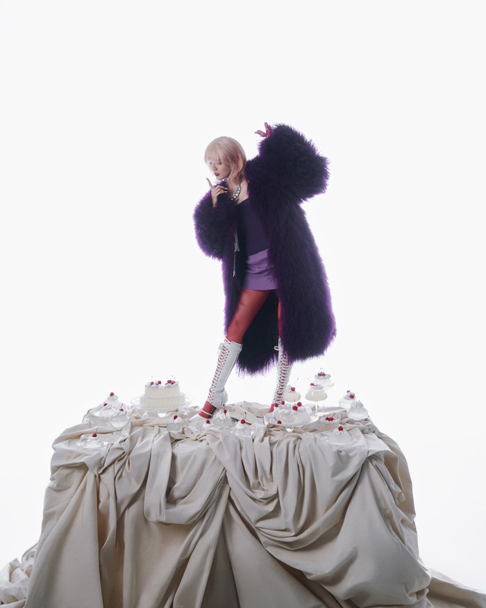 Hải Tú thoải mái tạo nhiều kiểu dáng khác nhau trong bộ ảnh mừng sinh nhật. Ảnh: FBNV