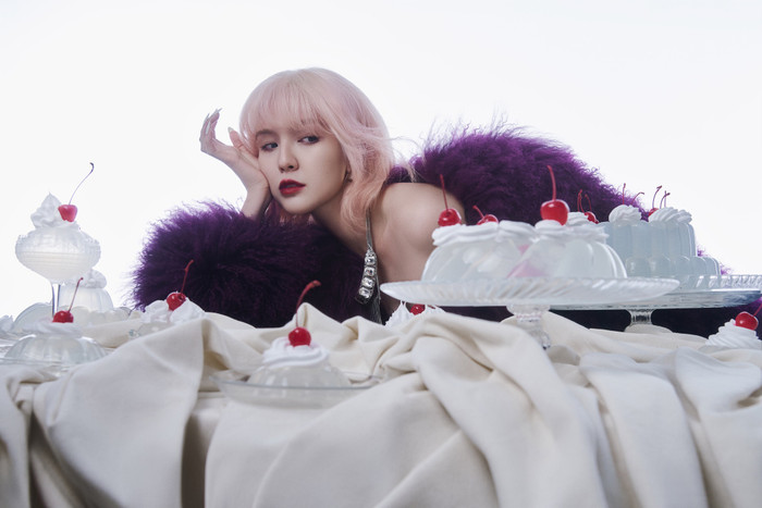 Hải Tú tự tin tạo dáng với bàn có nhiều bánh ngọt. Ảnh: FBNV