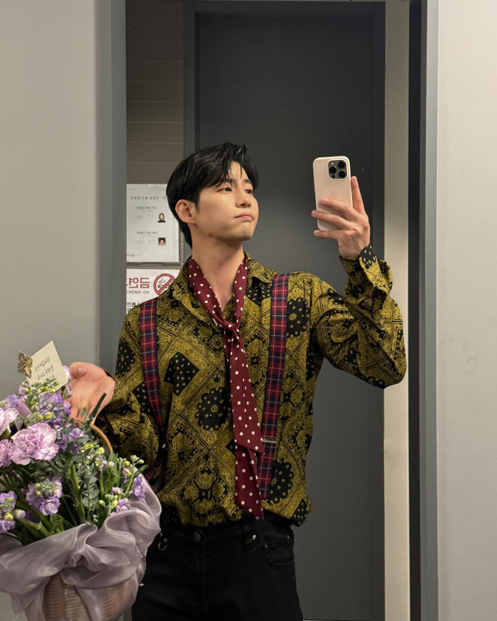 Nam diễn viên vui vẻ khoe quà nhận được từ các nhãn hàng. Ảnh: Instagram jaelim_song