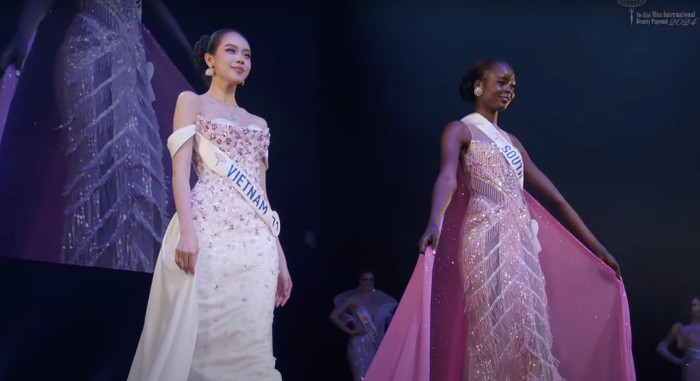 Hoa hậu Thanh Thuỷ vẫn toả sáng dù diện trang phục dạ hội gây tranh cãi.