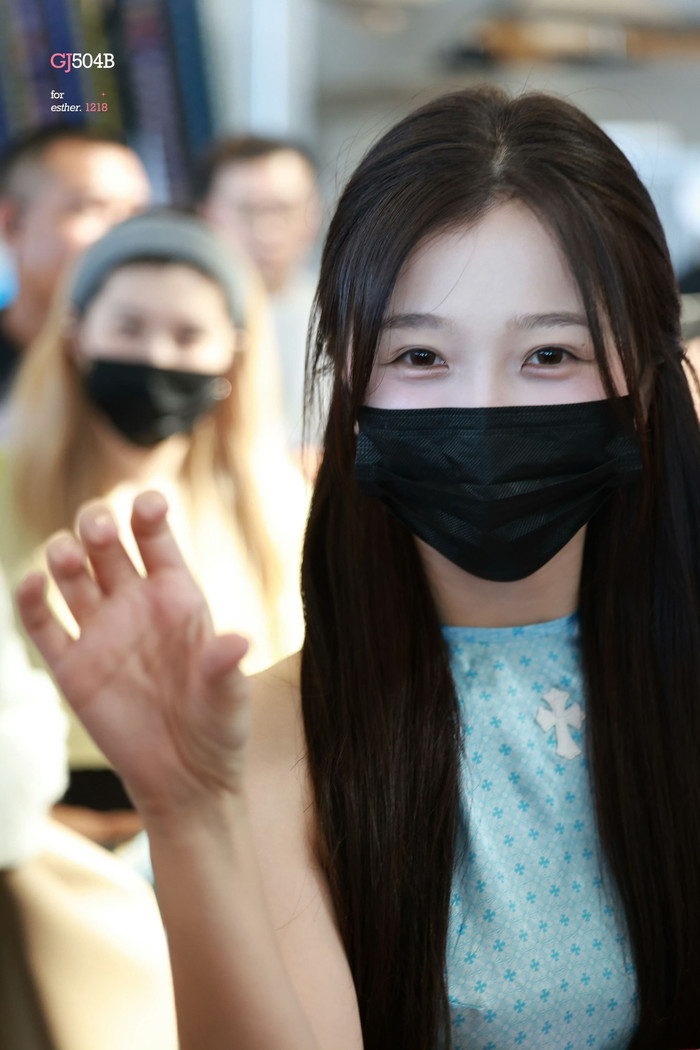 Ngu Thư Hân thân thiện giao lưu cùng khán giả.