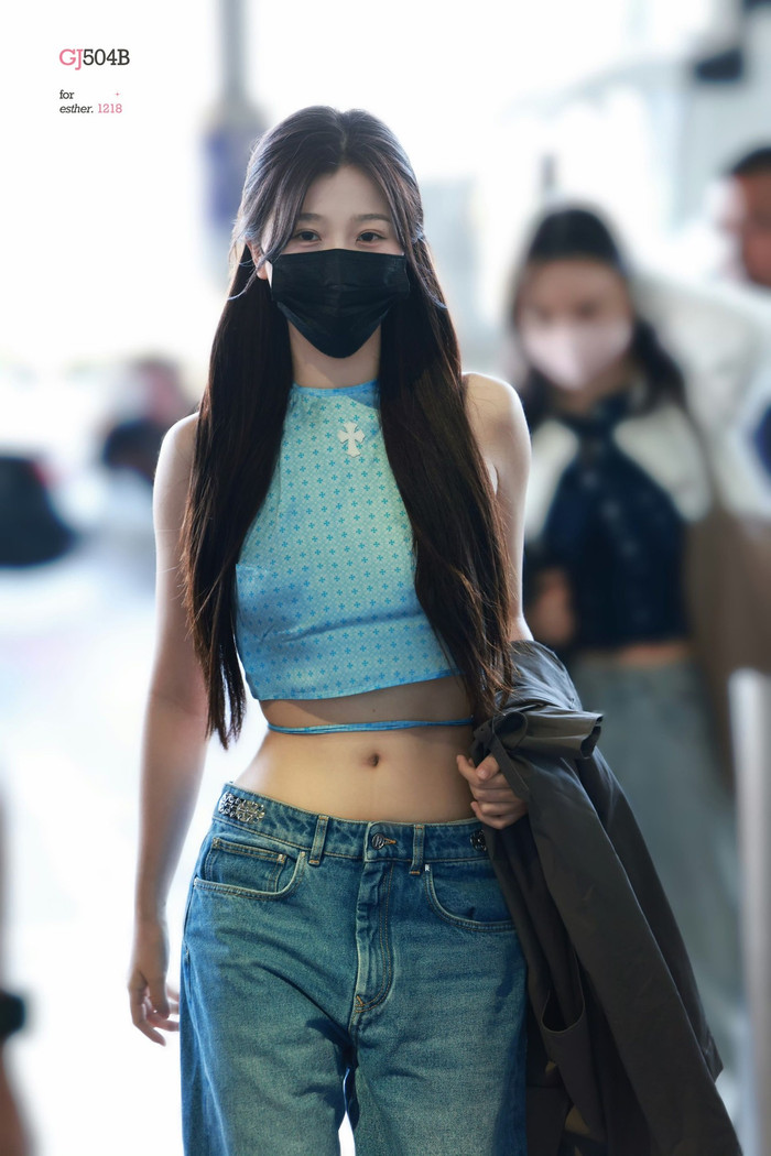 Ngu Thư Hân khoe eo con kiến tại sân bay Thái Lan.