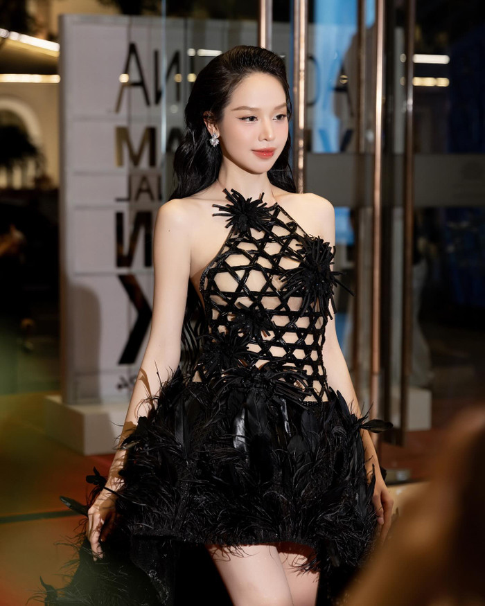 Khác với những chị em khác, Tân Hoa hậu Quốc tế không nhận về chỉ trích khi tiết lộ bản thân đã trải qua dao kéo. Cô nàng còn được nhận xét ngày càng xinh đẹp mặn mà, chín muồi. 