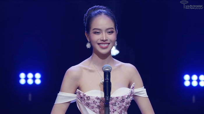 'Tôi nghĩ đó là sự xuất hiện của hệ thống giáo dục toàn cầu trong đại dịch covid-19, vì covid-19 xảy ra chúng ta phải ở nhà và học trực tuyến. Do đó, đây chính là sự thay đổi cho sự phát triển của Ed-Tech (Giáo dục và Công nghệ). Và tôi hy vọng rằng học sinh chúng ta sẽ có nhiều cơ hội hơn để giải thích, để khám phá cơ hội học tập thông qua công nghệ Ed-Tech đó được cho là mục tiêu phát triển bền vững mục số 4 - sự chất lượng của giáo dục', câu trả lời bằng tiếng Anh cực kỳ trôi chảy khiến Thanh Thủy đăng quang. 