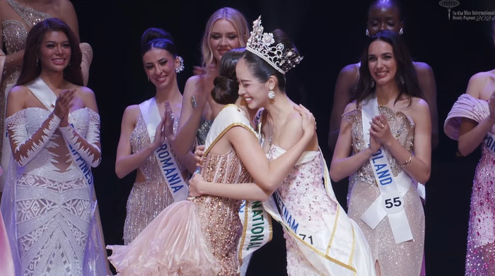 Thanh Thủy trong khoảnh khắc đăng quang. 