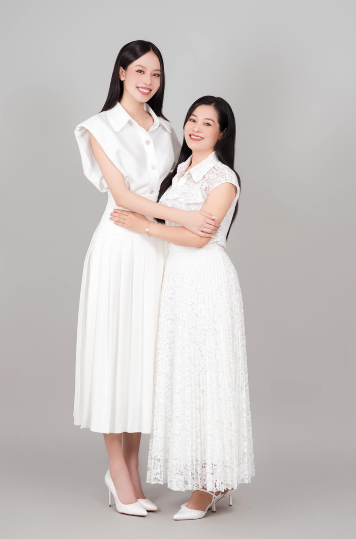 Mẹ Hoa hậu Thanh Thủy cho biết con gái tự trang trải chi phí khi tham gia thi Hoa hậu Việt Nam 2022 mà không cần gia đình chu cấp.