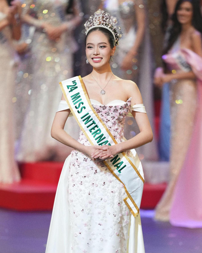 Hoa hậu Thanh Thủy tỏa sáng với chiếc vương miện dành cho Miss International.