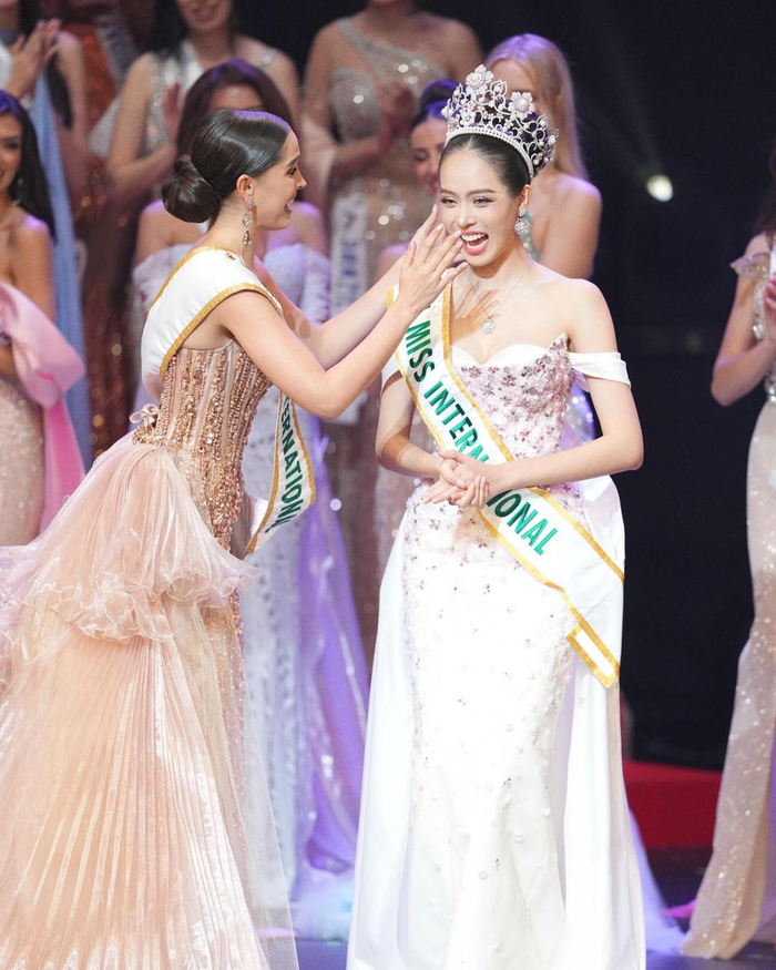 Chiếc váy của Thanh Thủy: Từ tranh cãi đến tỏa sáng ở thời khắc đăng quang Hoa hậu Quốc tế Ảnh 2