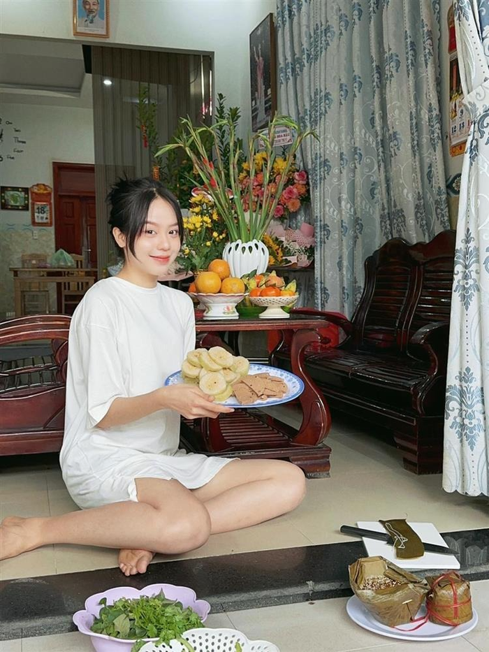 Hình ảnh giản dị của Tân Hoa hậu Quốc tế khi về quê ngày Tết. 