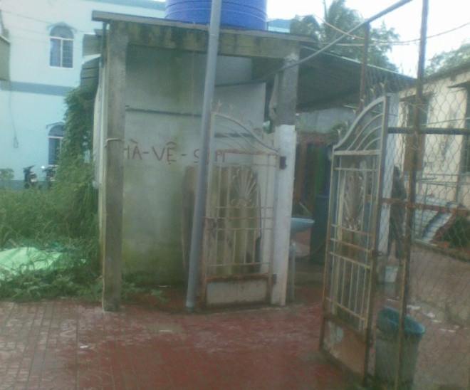 Vài năm sau, người đàn ông phải sống bám vào nhà vệ sinh.