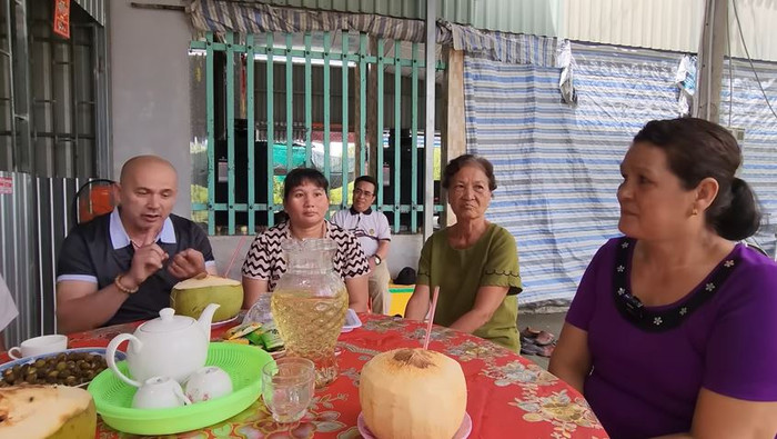 Ông giãi bày chuyện năm xưa.