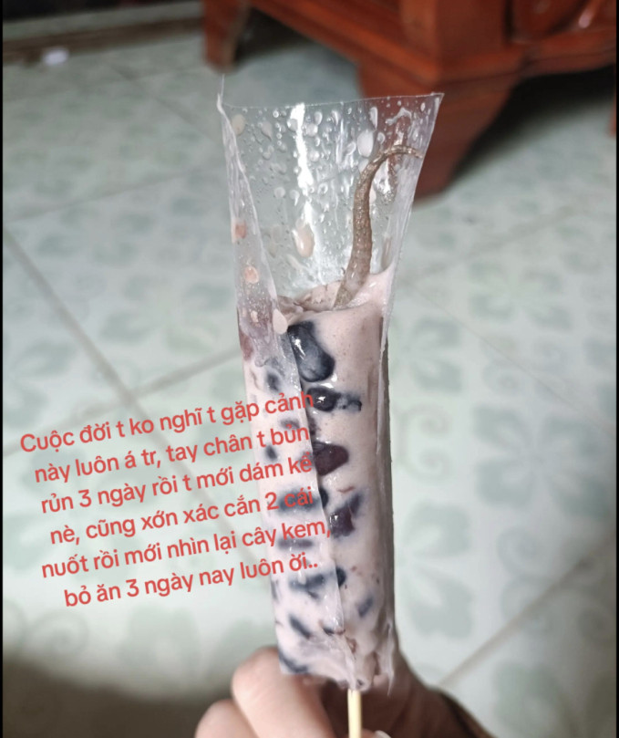 Vừa cắn hai miếng, cô gái chấn kinh khi thấy nguyên cái đuôi con vật.