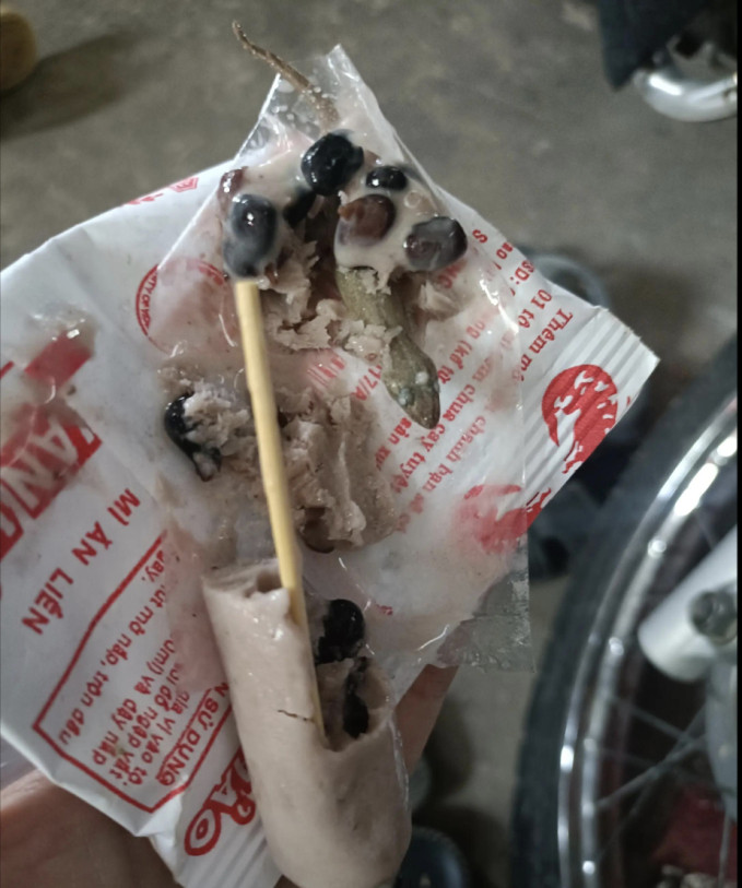 Cả con thạch sùng đã chết nằm trong que kem khiến cô gái sợ hãi bỏ ăn 3 ngày.