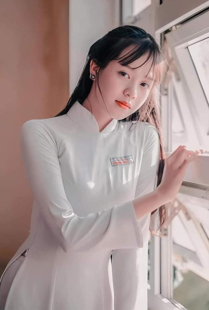 Đặc biệt, hình ảnh mái tóc dài đen nhánh càng làm tôn lên vẻ đẹp giản dị và trong sáng của Thanh Thủy. Những nét đẹp của nàng hậu không chỉ thu hút người đối diện mà còn phù hợp với lứa tuổi học trò.