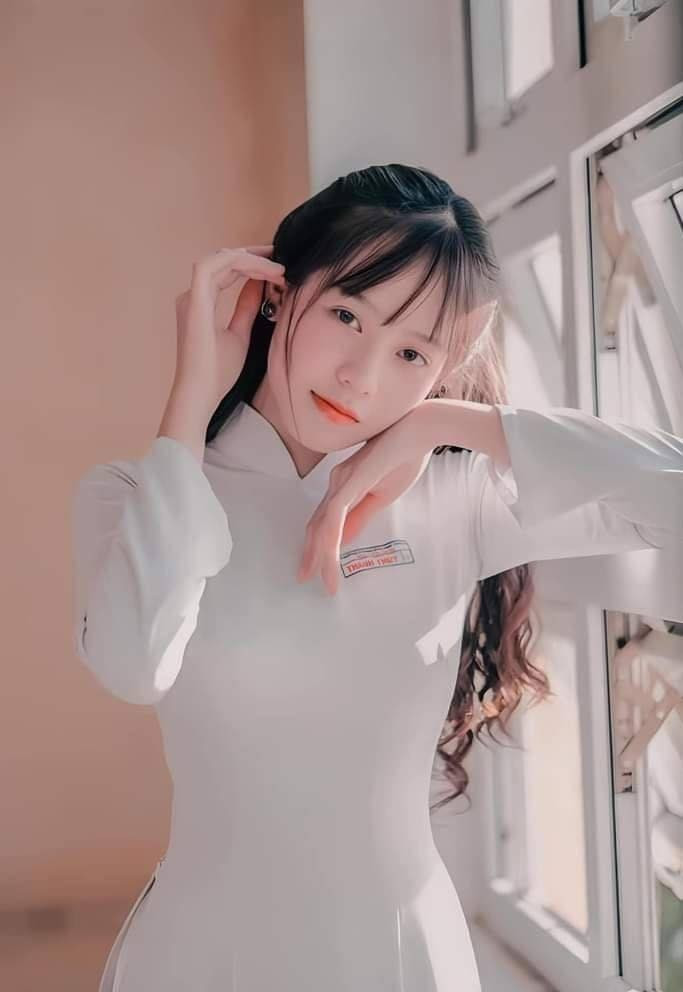 Mới đây, loạt ảnh thời 'cắp sách đến trường' của hoa hậu Thanh Thủy bất ngờ bị 'đào' lại. Theo như những bức ảnh được chia sẻ tràn lan, có thể thấy từ khi còn là nữ sinh, Thanh Thủy đã sở hữu nhan sắc cực kỳ ngọt ngào, trong trẻo và hiền dịu.