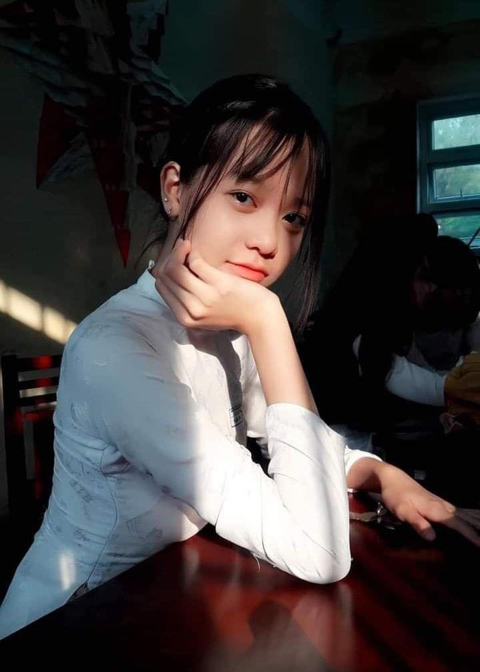 Đường nét trên khuôn mặt của Thanh Thủy được đánh giá hài hòa và thanh thoát. Đôi mắt to tròn luôn ánh lên sự dịu dàng và thuần khiết, đôi môi cong nhẹ tạo nên nụ cười dễ mến, cùng với làn da trắng mịn màng, khiến cô luôn nổi bật một cách tự nhiên. 