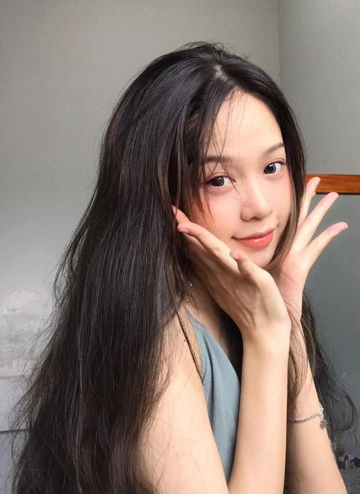 Dù ở tuổi học trò hay đã đăng quang hoa hậu quốc tế, Thanh Thủy vẫn cuốn hút với vẻ đẹp tự nhiên. Có thể thấy, những đường nét khuôn mặt của Thanh Thủy lúc nhỏ so với hiện tại không hề thay đổi nhiều, mà chỉ tăng thêm phần sắc sảo, quý phái và quyến rũ tạo nên dấu ấn riêng biệt cho người đẹp gốc Đà Nẵng.