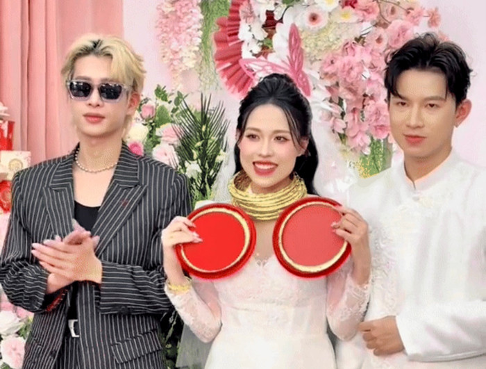 Người yêu cũ cô dâu (áo đen) tặng 10 cây vàng trong lễ đính hôn.