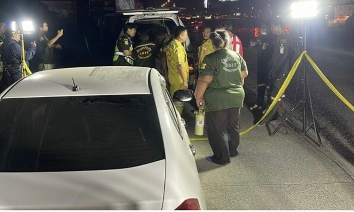 Thấy ô tô đỗ bất thường, người dân đến kiểm tra và phát hiện thi thể bên trong.