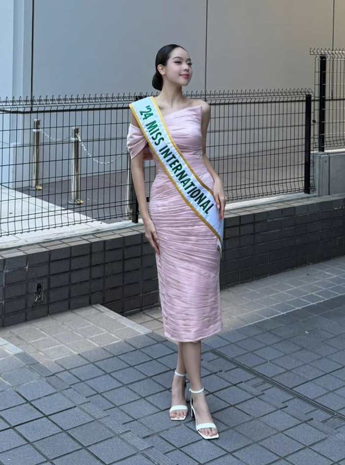 Người đẹp vẫn chuộng kiểu tóc búi thấp trong các outfit vừa đem lại cảm giác gọn gàng mà còn tôn được trọn vẹn đường nét sắc sảo của gương mặt Thanh Thủy. 