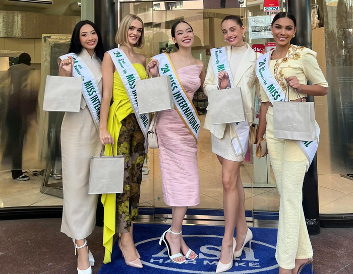 Tối 12/11, người đẹp Việt Nam - Huỳnh Thị Thanh Thủy giành chiến thắng tại Hoa hậu Quốc tế 2024 gây chú ý công chúng sắc đẹp toàn cầu. Ngay sau chung kết, chân dài quê Đà Nẵng sẽ tiếp tục ở lại Nhật để tiếp nhận sứ mệnh của Tân Hoa hậu và thục hiện nhiều hoạt động cùng 4 Á hậu còn lại. 