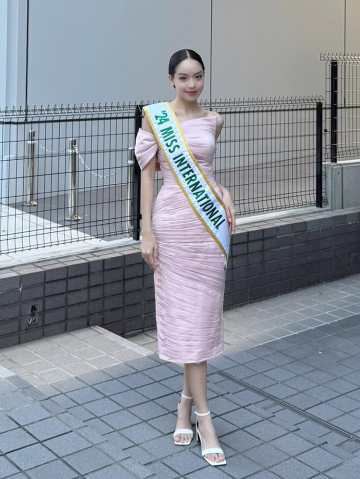 Trong ngày đầu tiên ở cương vị Tân Hoa hậu Quốc tế, Huỳnh Thị Thanh Thủy ghi điểm khi xuất hiện với mẫu đầm lệch vai màu hồng cực kỳ thanh lịch. Người đẹp phối thêm giày cao gót sandal trắng để hoàn thiện tổng thể. 