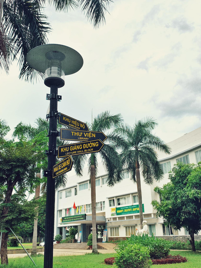 Khuôn viên xanh sạch đẹp của trường Đại học Ngoại ngữ - Đại học Đà Nẵng