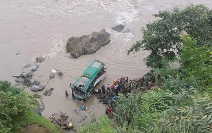 Xe chở 20 khách đi đám cưới lao xuống sông, chỉ 1 người được tìm thấy còn sống Ảnh 2