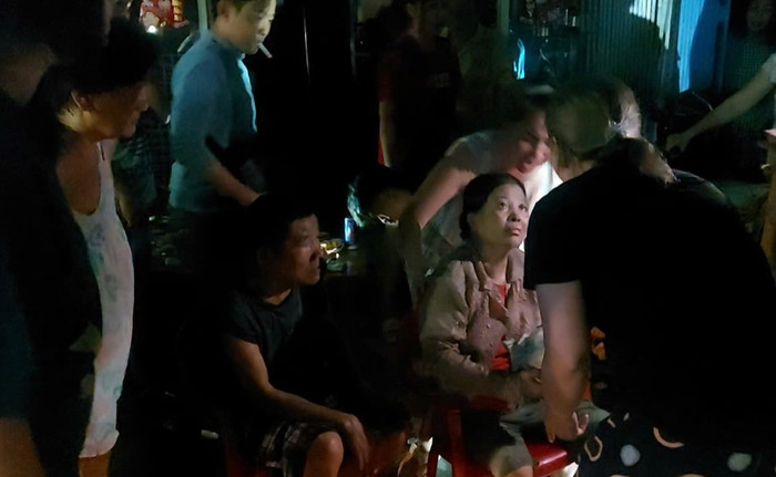 Cảnh sát kịp thời cứu 2 người ra khỏi đám cháy.