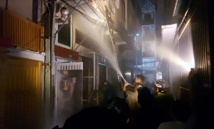 Cảnh sát cứu hai người thoát hiểm trong vụ cháy ngôi nhà sâu trong hẻm.