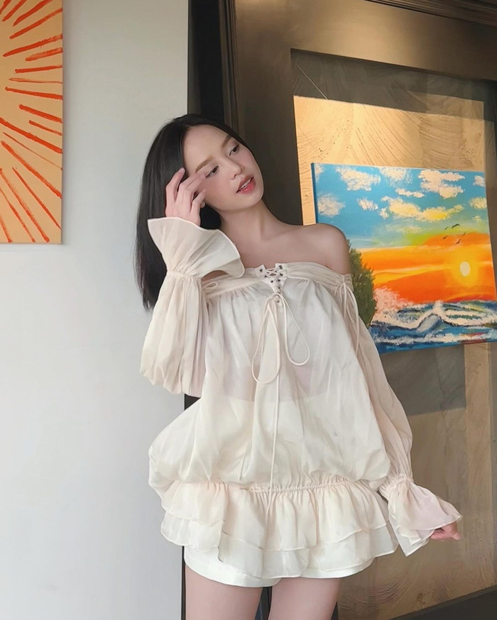 Ở những hoạt động đời thường, Hoa hậu Thanh Thủy ưa chuộng những thiết kế bèo nhún, được thực hiện từ chất liệu mềm mại, tạo cảm giác dễ chịu và không gây bí bách. Tuy nhiên, Hoa hậu Thanh Thủy cũng không quên 'trưng trổ' tối đa vóc dáng với những item mang form dáng ngắn, khoe khéo đôi chân nuột nà hoặc chi tiết trễ nải, khoe khéo bờ vai trần và phần xương quai xanh sắc nét.