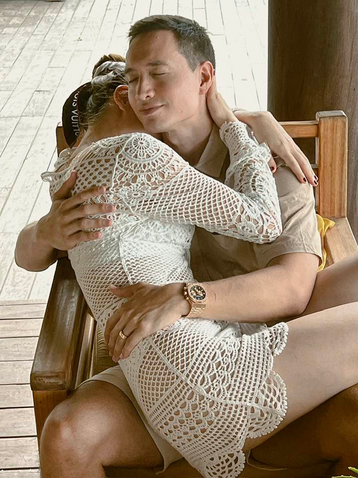 Hồ Ngọc Hà khoe ảnh ôm cứng ngắc Kim Lý để chúc mừng sinh nhật tuổi 41 của anh.