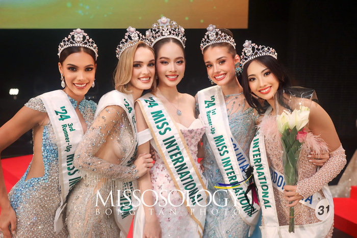 Huỳnh Thị Thanh Thủy xuất sắc trở thành người Việt Nam đầu tiên đăng quang Miss International. 