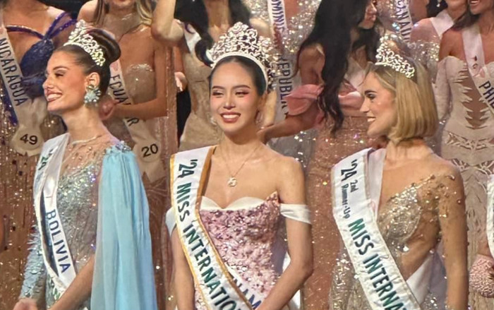 Thanh Thủy suýt té trên sân khấu sau khi đăng quang Hoa hậu Quốc tế 2024 Ảnh 2