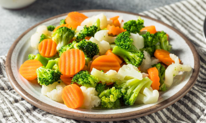 Thực đơn ăn uống nhiều rau xanh và trái cây cung cấp chất dinh dưỡng duy trì làn da khoẻ mạnh.