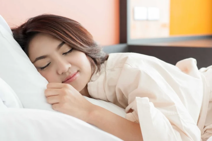 Để làn da khoẻ mạnh, việc duy trì giấc ngủ chuẩn và hạn chế để bản thân rơi vào tình trạng căng thẳng là điều khá quan trọng.