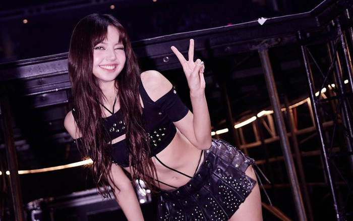 Bức ảnh đang gây tranh cãi của Lisa: Phản cảm hay gợi cảm? Ảnh 2